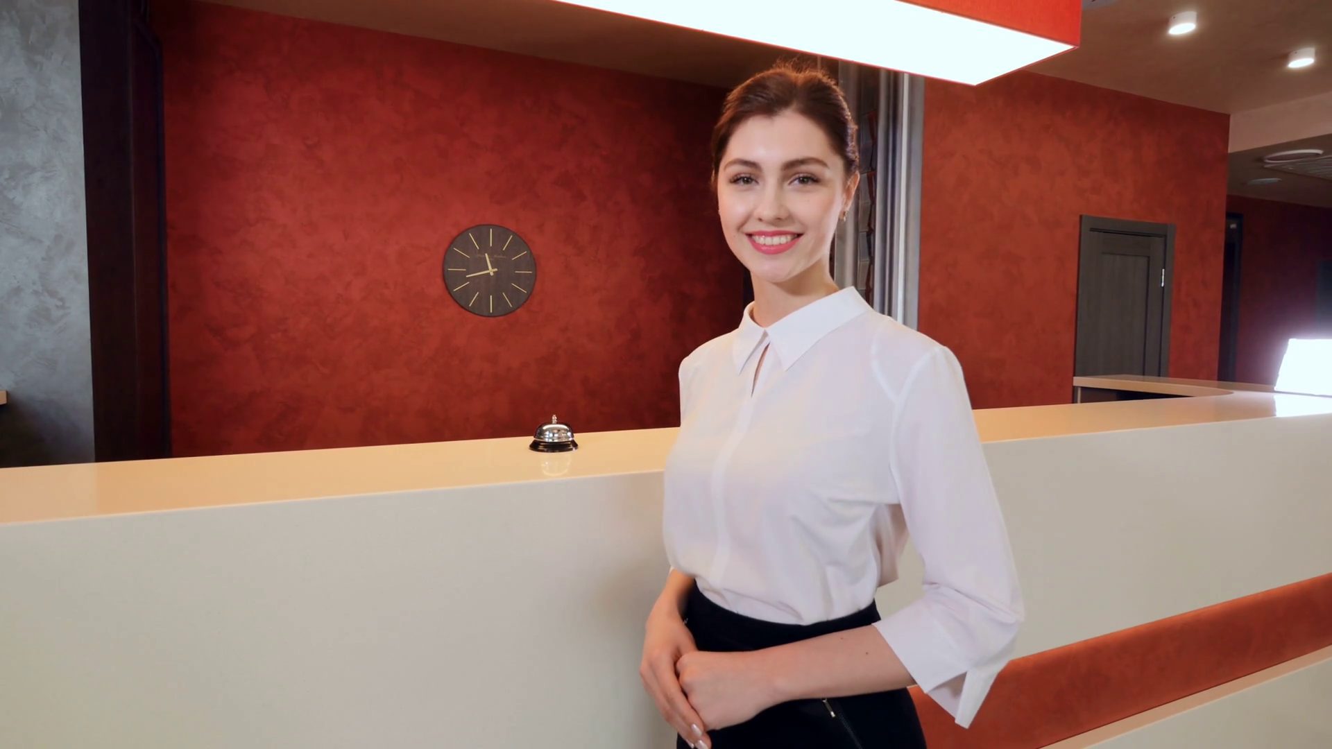 Nhân viên thẩm mỹ viện viên giao tiếp với khách hàng với diện mạo chỉn chu